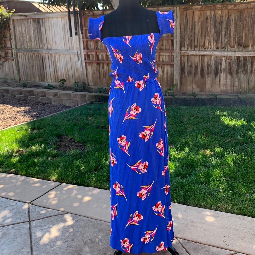 Tropical vacation dress. 🌴. Very cute. Backless. Off the shoulder also.